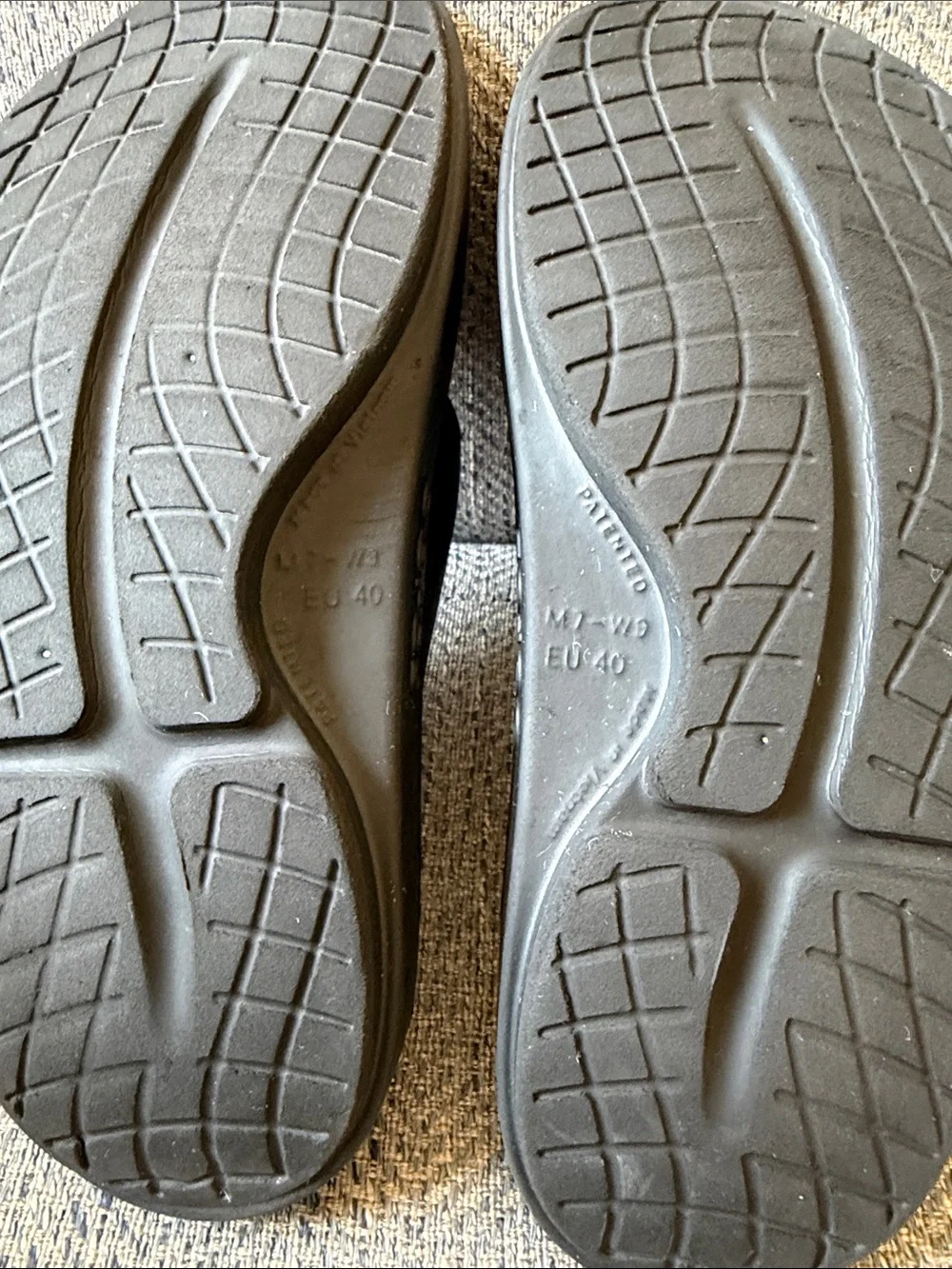 OOFOS OOlala Luxe Unisex Black Thong Flip Flop Sandals Size M7/W9 (Eu:40)